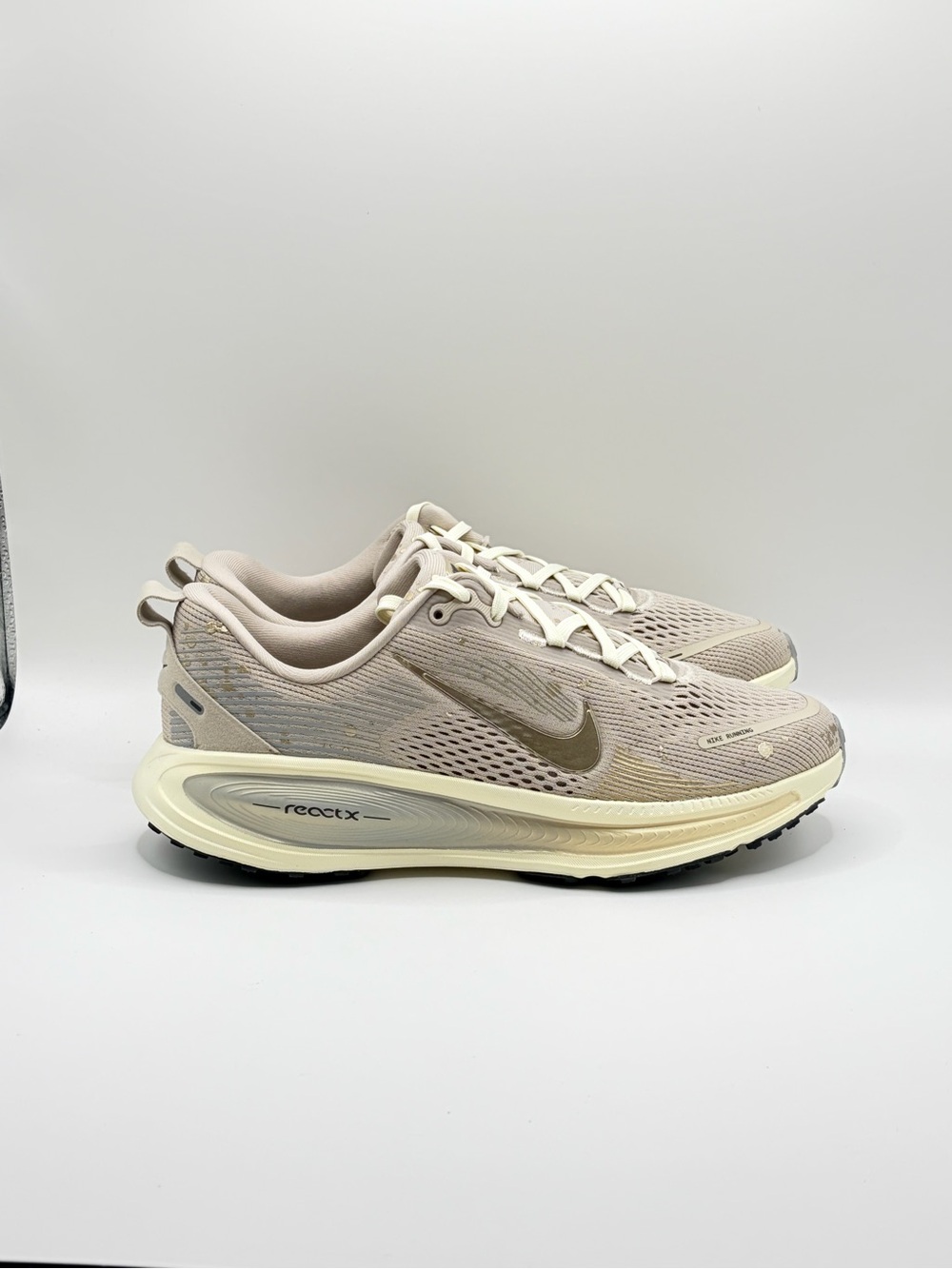 Nike Women's Vomero 18 SE GS Cream/Beige Running Shoes - 6.5Y/8W